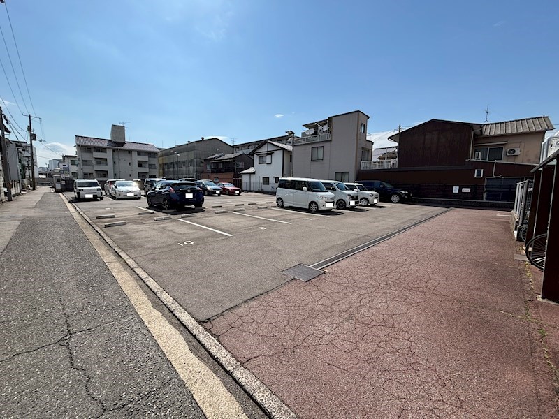 ダイアパレスポートアベニュー高松100 共用部写真（駐車場）